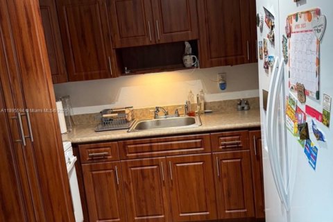 Condo in Miami, Florida, 2 bedrooms  № 1947230 - photo 9