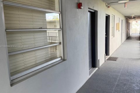 Condo in Miami, Florida, 2 bedrooms  № 1947230 - photo 4