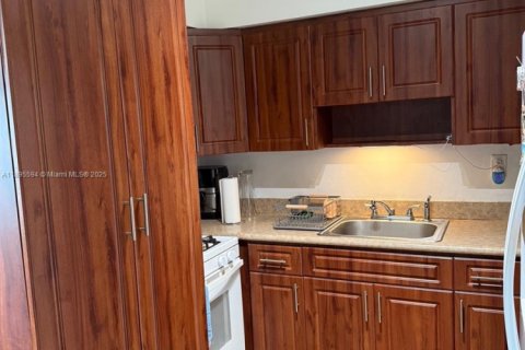 Condo in Miami, Florida, 2 bedrooms  № 1947230 - photo 10