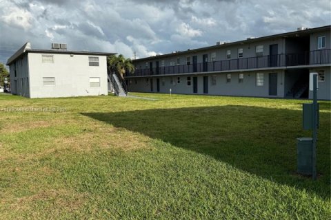 Condo in Miami, Florida, 2 bedrooms  № 1947230 - photo 3