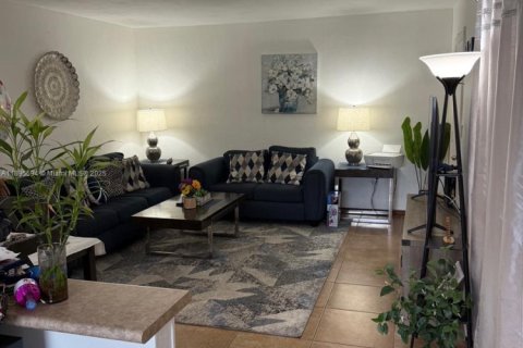 Condo in Miami, Florida, 2 bedrooms  № 1947230 - photo 7