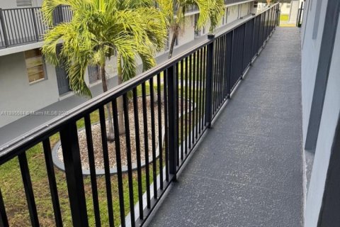 Condo in Miami, Florida, 2 bedrooms  № 1947230 - photo 6