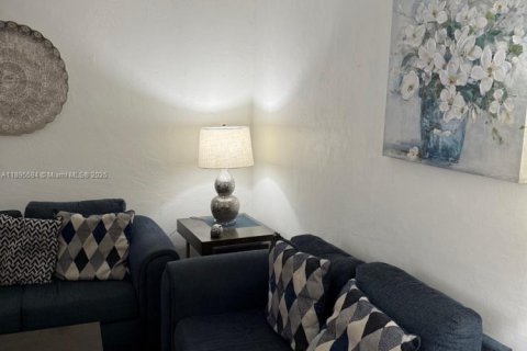 Condo in Miami, Florida, 2 bedrooms  № 1947230 - photo 12