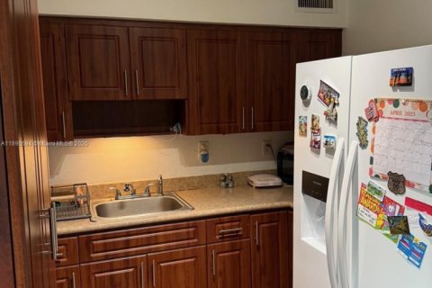 Condo in Miami, Florida, 2 bedrooms  № 1947230 - photo 11