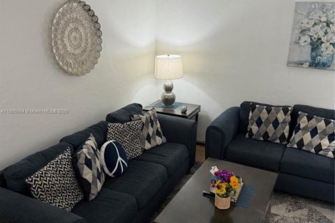 Condo in Miami, Florida, 2 bedrooms  № 1947230 - photo 14