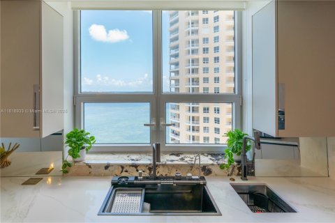 Condominio en alquiler en Miami, Florida, 3 dormitorios, 218.6 m2 № 1938230 - foto 6