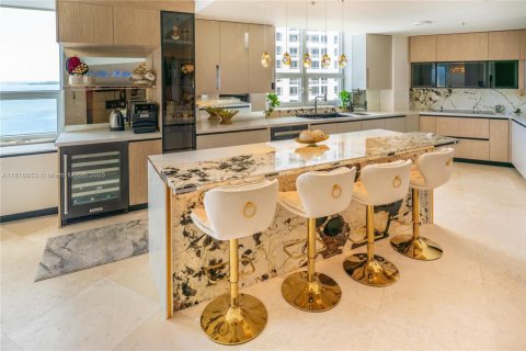 Condominio en alquiler en Miami, Florida, 3 dormitorios, 218.6 m2 № 1938230 - foto 10