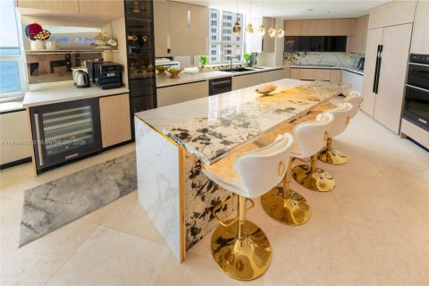 Condominio en alquiler en Miami, Florida, 3 dormitorios, 218.6 m2 № 1938230 - foto 22