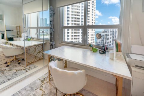 Condominio en alquiler en Miami, Florida, 3 dormitorios, 218.6 m2 № 1938230 - foto 9
