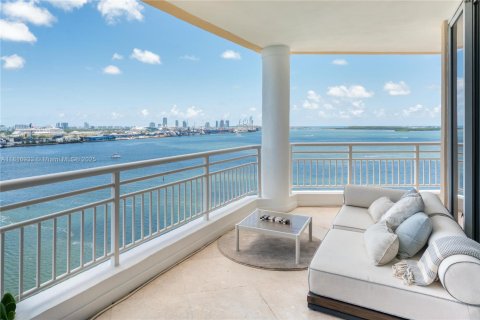 Condominio en alquiler en Miami, Florida, 3 dormitorios, 218.6 m2 № 1938230 - foto 1