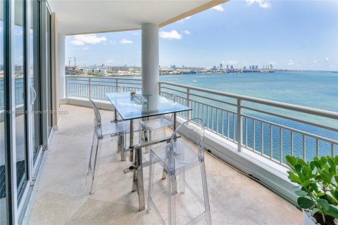 Condominio en alquiler en Miami, Florida, 3 dormitorios, 218.6 m2 № 1938230 - foto 2