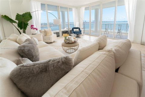 Condominio en alquiler en Miami, Florida, 3 dormitorios, 218.6 m2 № 1938230 - foto 7