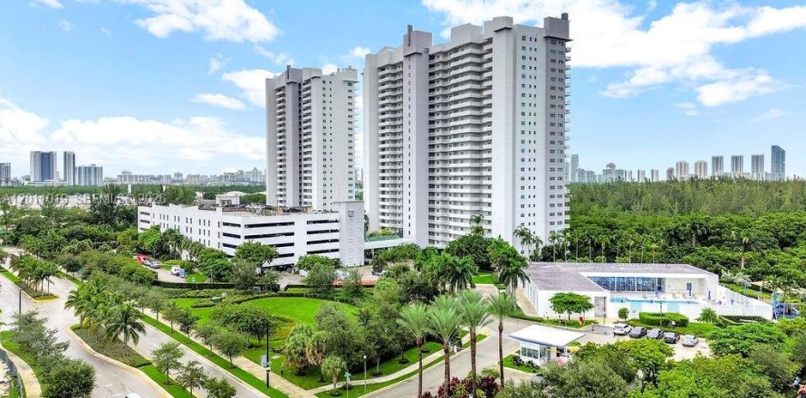 Condo à North Miami, Floride, 2 chambres  № 2300824
