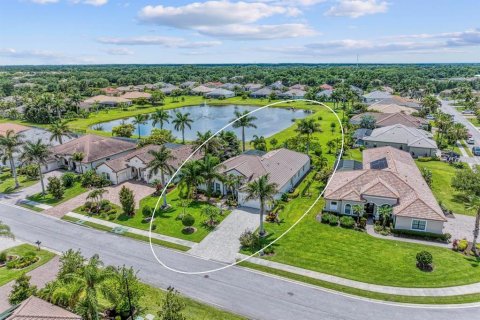 House in Bradenton, Florida 4 bedrooms, 276.66 sq.m. № 2098337