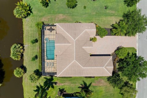 House in Fort Pierce, Florida 3 bedrooms, 270.35 sq.m. № 1188819 - photo 1
