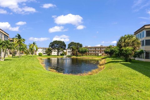 Condo in Palm Springs, Florida, 1 bedroom  № 678926 - photo 1