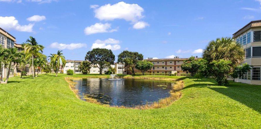 Condo in Palm Springs, Florida, 1 bedroom  № 678926