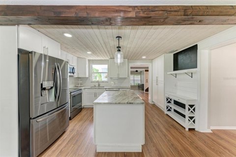 House in Sarasota, Florida 3 bedrooms, 107.77 sq.m. № 2229559 - photo 6