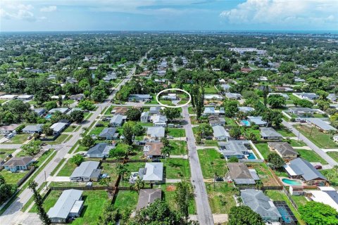 House in Sarasota, Florida 3 bedrooms, 107.77 sq.m. № 2229559 - photo 27