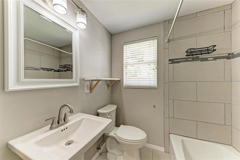 House in Sarasota, Florida 3 bedrooms, 107.77 sq.m. № 2229559 - photo 19