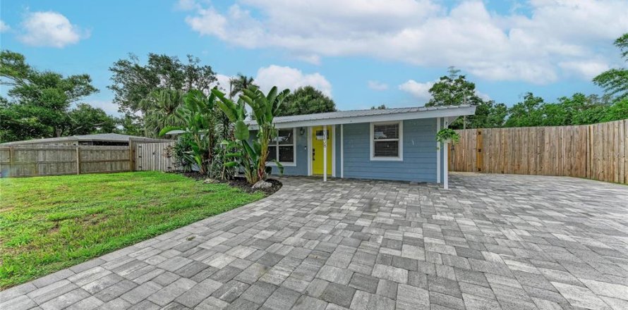House in Sarasota, Florida 3 bedrooms, 107.77 sq.m. № 2229559