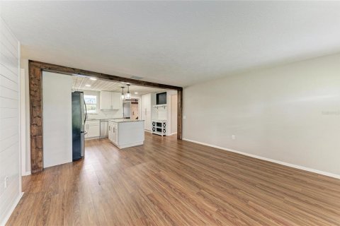 House in Sarasota, Florida 3 bedrooms, 107.77 sq.m. № 2229559 - photo 2