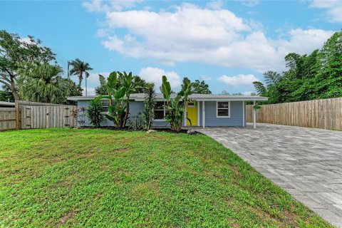 House in Sarasota, Florida 3 bedrooms, 107.77 sq.m. № 2229559 - photo 25