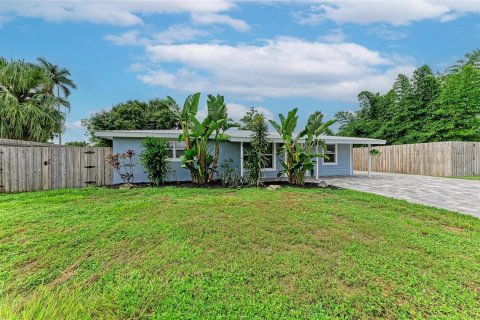 House in Sarasota, Florida 3 bedrooms, 107.77 sq.m. № 2229559 - photo 24