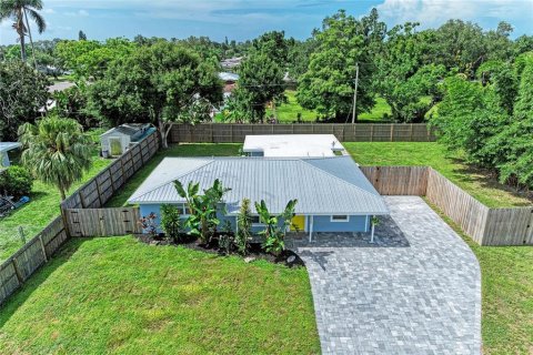 House in Sarasota, Florida 3 bedrooms, 107.77 sq.m. № 2229559 - photo 26
