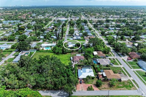 House in Sarasota, Florida 3 bedrooms, 107.77 sq.m. № 2229559 - photo 23