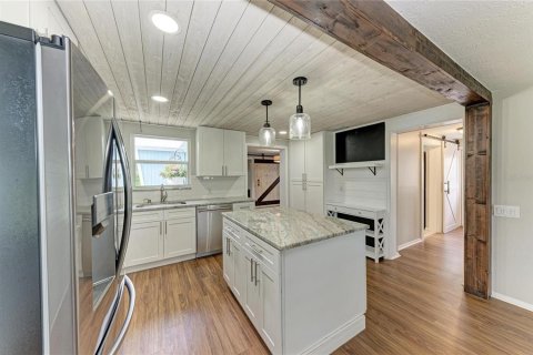 House in Sarasota, Florida 3 bedrooms, 107.77 sq.m. № 2229559 - photo 7