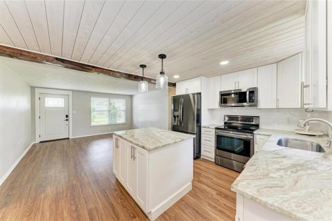 House in Sarasota, Florida 3 bedrooms, 107.77 sq.m. № 2229559 - photo 8