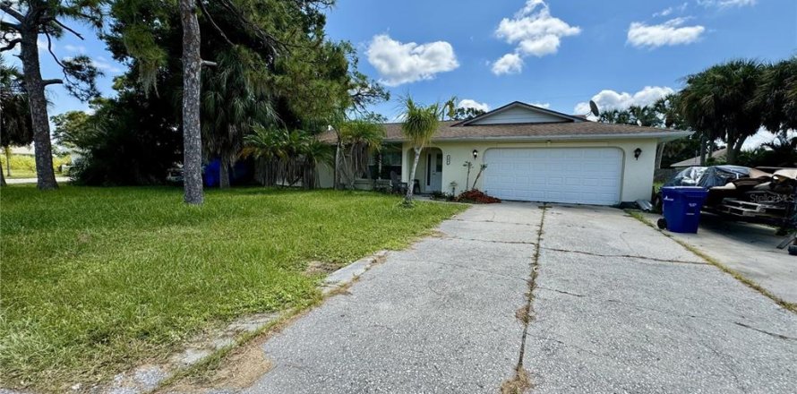 House in Venice, Florida 3 bedrooms, 149.94 sq.m. № 2238478