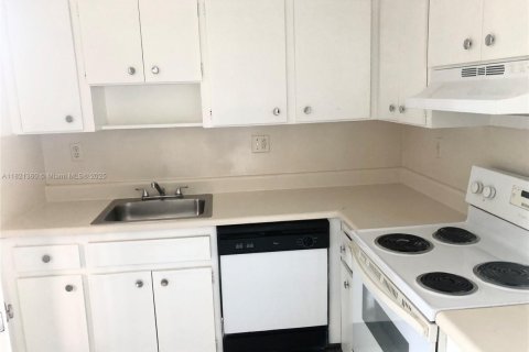 Casa en alquiler en North Miami, Florida, 2 dormitorios, 107.3 m2 № 1937605 - foto 19