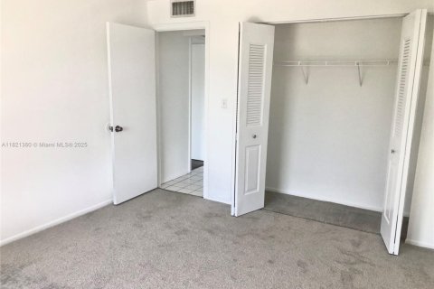 Casa en alquiler en North Miami, Florida, 2 dormitorios, 107.3 m2 № 1937605 - foto 18