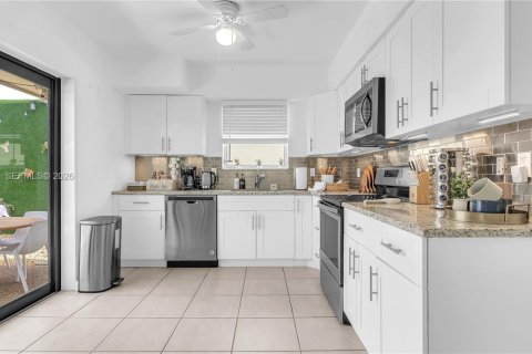 House in Pompano Beach, Florida 3 bedrooms, 136.57 sq.m. № 2044033 - photo 11