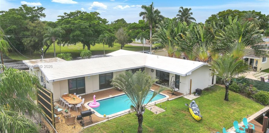 House in Pompano Beach, Florida 3 bedrooms, 136.57 sq.m. № 2044033