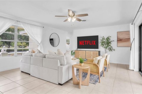 House in Pompano Beach, Florida 3 bedrooms, 136.57 sq.m. № 2044033 - photo 9