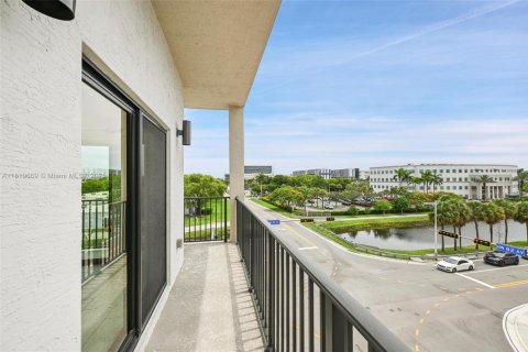 Condo in Doral, Florida, 3 bedrooms  № 1888839 - photo 17