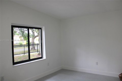 Villa ou maison à vendre à North Miami, Floride: 3 chambres, 154.68 m2 № 2432073 - photo 4