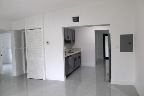 Villa ou maison à vendre à North Miami, Floride: 3 chambres, 154.68 m2 № 2432073 - photo 3