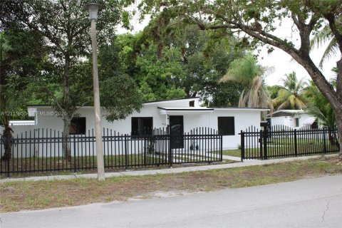 Villa ou maison à vendre à North Miami, Floride: 3 chambres, 154.68 m2 № 2432073 - photo 2