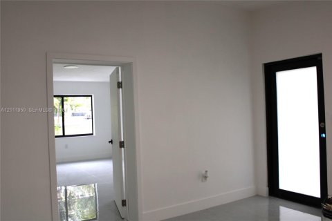 Villa ou maison à vendre à North Miami, Floride: 3 chambres, 154.68 m2 № 2432073 - photo 11