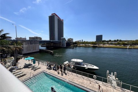 Купить кондоминиум в Холливуд, Флорида 3 спальни, 104.24м2, № 1957942 - фото 10