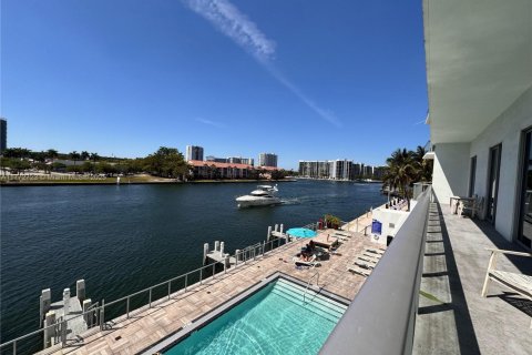 Купить кондоминиум в Холливуд, Флорида 3 спальни, 104.24м2, № 1957942 - фото 1