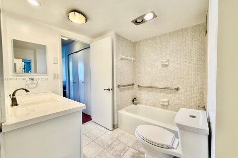 Купить кондоминиум в Бей-Харбор-Айлендс, Флорида 1 спальня, 92.9м2, № 1752077 - фото 26