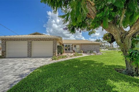 House in Bradenton, Florida 2 bedrooms, 144.37 sq.m. № 1869465 - photo 1