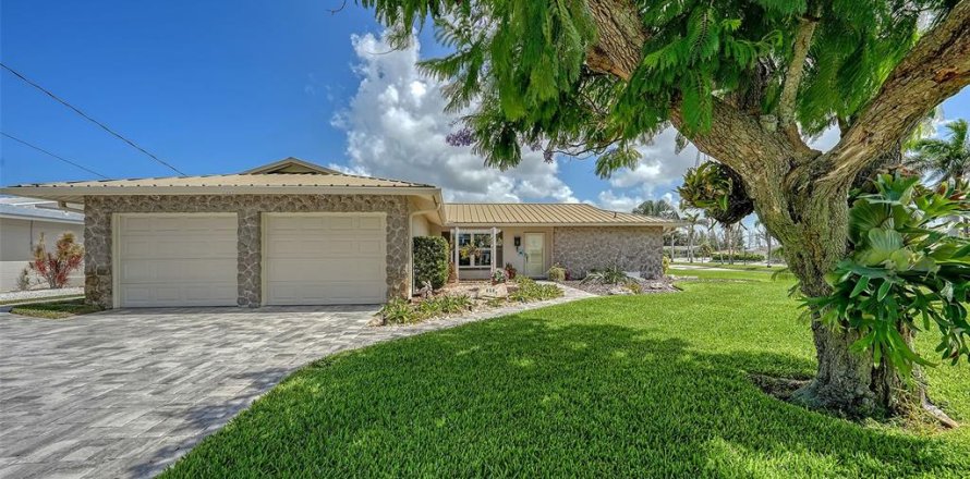 House in Bradenton, Florida 2 bedrooms, 144.37 sq.m. № 1869465