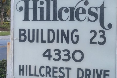 Condo in Hollywood, Florida, 1 bedroom № 1988251 - photo 17