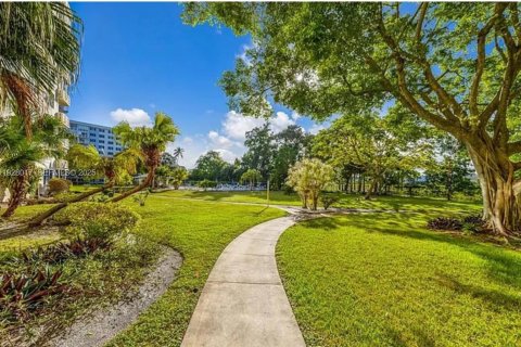 Condo in Hollywood, Florida, 1 bedroom № 1988251 - photo 3
